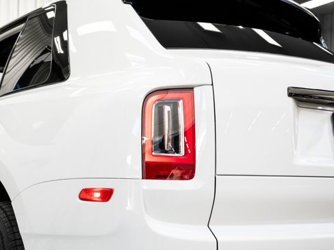 Used 2023 Rolls-Royce Cullinan Black Badge w/ Dark Exterior Package image 46