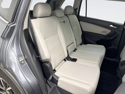 Used 2021 Volkswagen Tiguan SE w/ Panoramic Sunroof Package image 18