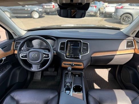 Used 2022 Volvo XC90 T6 Momentum w/ Climate Package image 3