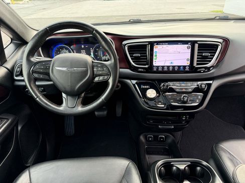 Used 2019 Chrysler Pacifica Touring-L FWD image 2
