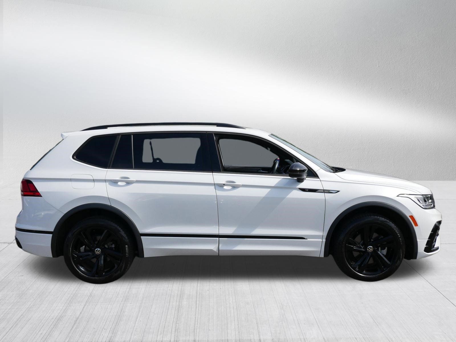 Certified 2023 Volkswagen Tiguan SE R-Line AWD/4WD image 8