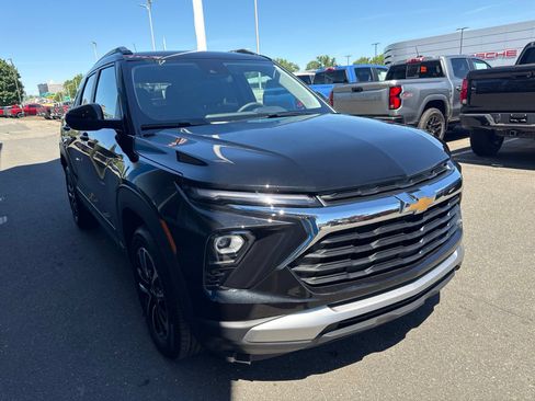 Used 2025 Chevrolet TrailBlazer LT AWD/4WD image 4