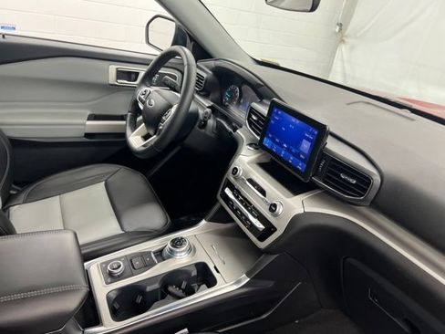 Used 2023 Ford Explorer XLT w/ Equipment Group 202A AWD/4WD image 28