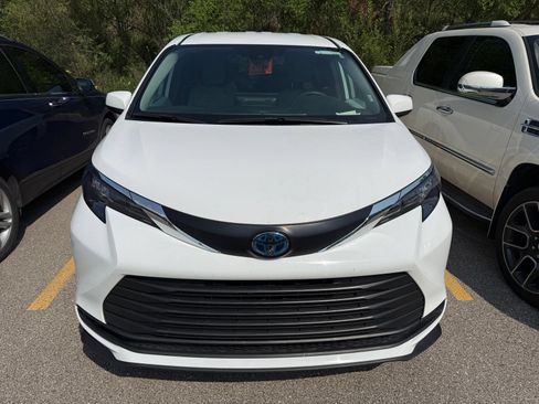 Used 2025 Toyota Sienna LE FWD image 6