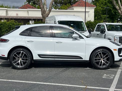 Used 2024 Porsche Macan w/ Premium Plus Package AWD/4WD image 3