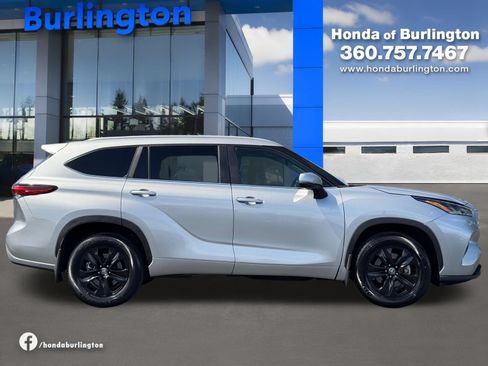 Used 2023 Toyota Highlander XLE AWD/4WD image 7