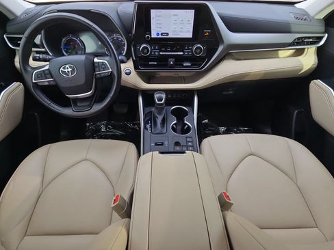 Used 2024 Toyota Highlander XLE AWD/4WD image 12