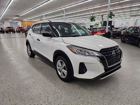 Used 2021 Nissan Kicks S FWD image 3