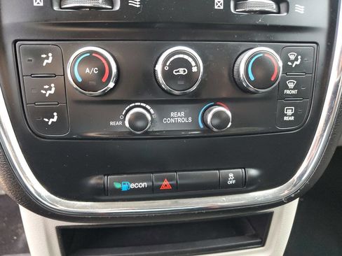 Used 2019 Dodge Grand Caravan SE image 17