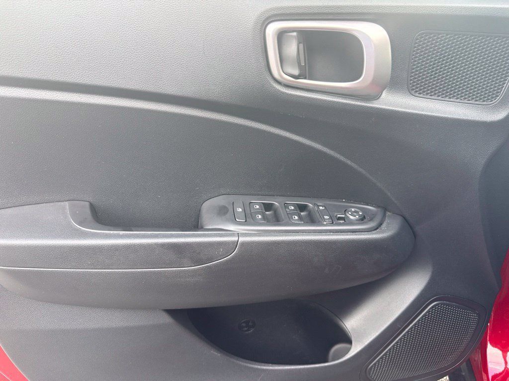 Used 2025 Hyundai Venue SEL FWD image 14