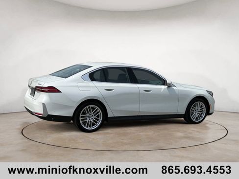 Used 2025 BMW 530i xDrive AWD/4WD image 3