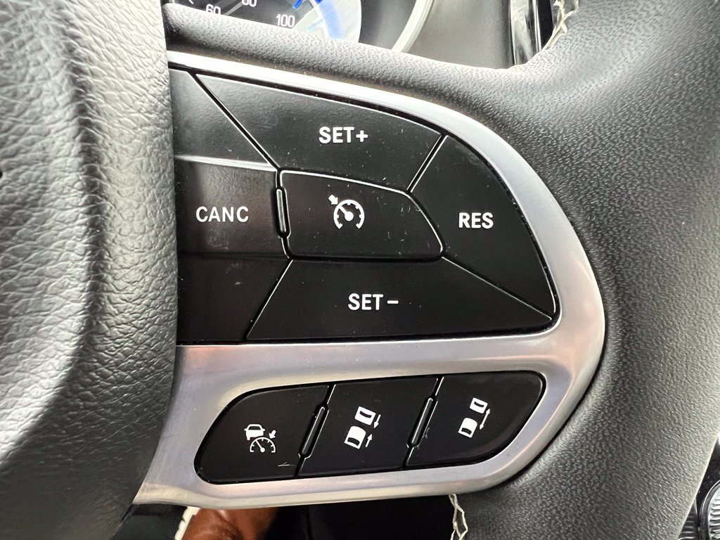 Used 2025 Chrysler Pacifica Select FWD image 42
