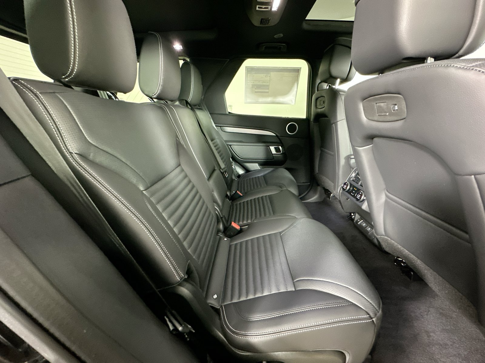New 2026 Land Rover Discovery Limited Edition AWD/4WD image 44
