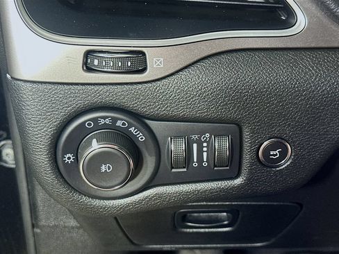 Used 2022 Jeep Cherokee Latitude Lux w/ Sun & Sound Group AWD/4WD image 21