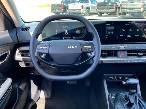 Used 2025 Kia K4 LX image 6