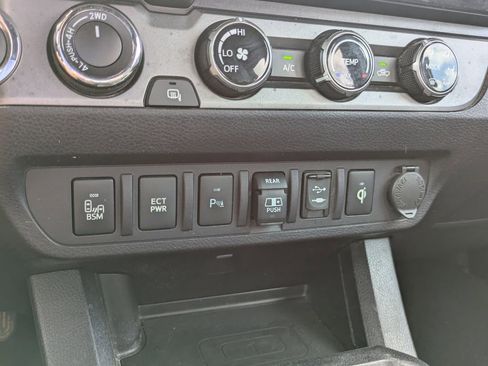 Used 2018 Toyota Tacoma TRD Sport w/ Technology Package AWD/4WD image 11