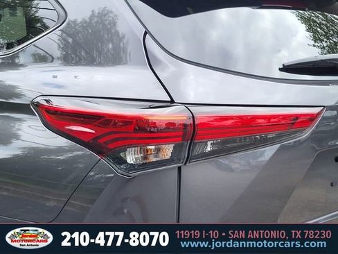 Used 2023 Toyota Highlander XLE FWD image 9