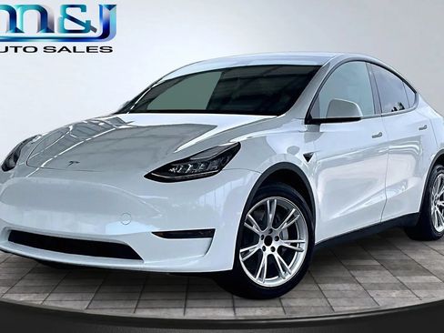 Used 2023 Tesla Model Y AWD image 1
