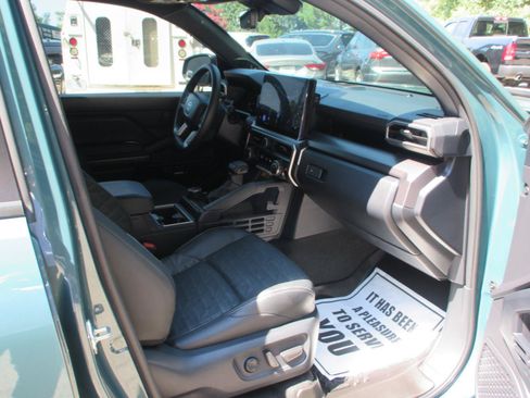 Used 2025 Toyota 4Runner TRD Off-Road Premium AWD/4WD image 13