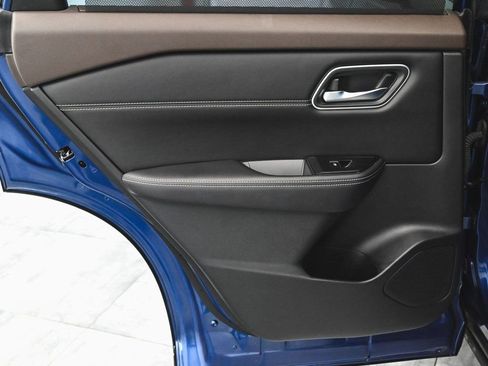 Used 2022 Nissan Rogue Platinum w/ Head-Up Display Package image 13