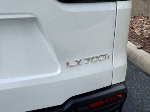 Certified 2025 Lexus LX 700h Luxury image 11