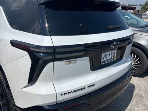 Used 2025 Chevrolet Traverse RS w/ LPO, Floor Liner Package AWD/4WD image 9