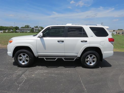 Used 2011 Toyota 4Runner SR5 RWD image 3