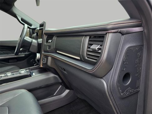 Used 2023 Ford Expedition Platinum image 18