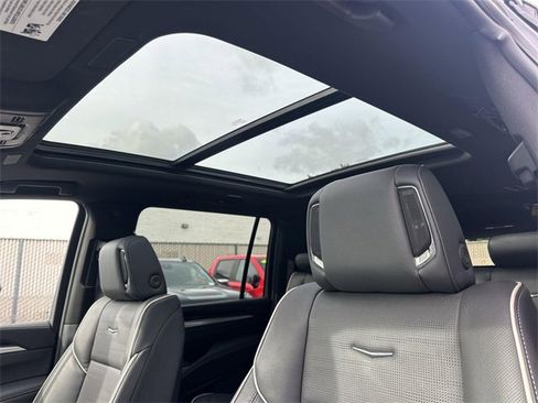 Used 2025 Cadillac Escalade ESV Premium Luxury image 18