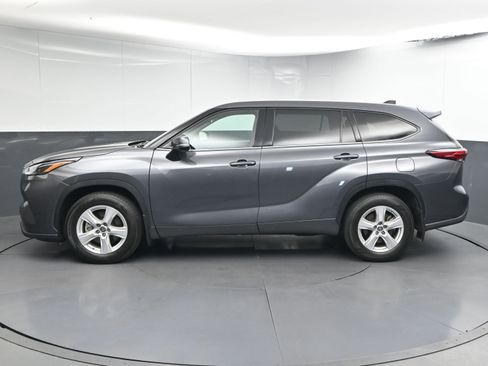Certified 2022 Toyota Highlander LE image 5