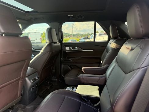 Used 2025 Ford Explorer Platinum RWD image 18