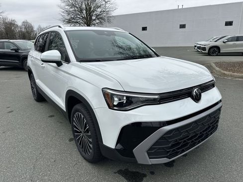 New 2026 Volkswagen Taos SE image 7