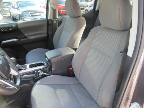 Used 2021 Toyota Tacoma SR5 AWD/4WD image 16