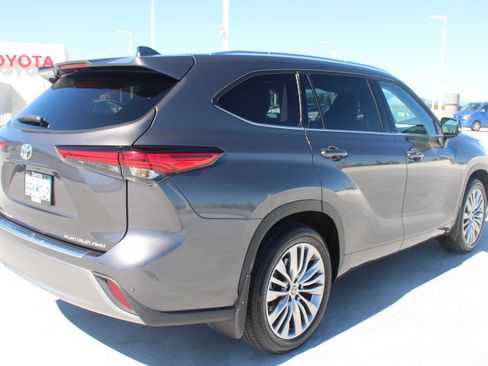 Used 2022 Toyota Highlander Platinum AWD/4WD image 3