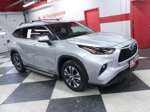Used 2022 Toyota Highlander XLE image 3