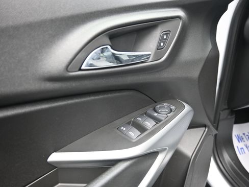 Certified 2025 Chevrolet Trax RS w/ Sunroof Package FWD image 24