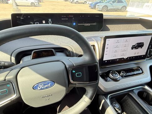 Used 2025 Ford Expedition Active RWD image 7