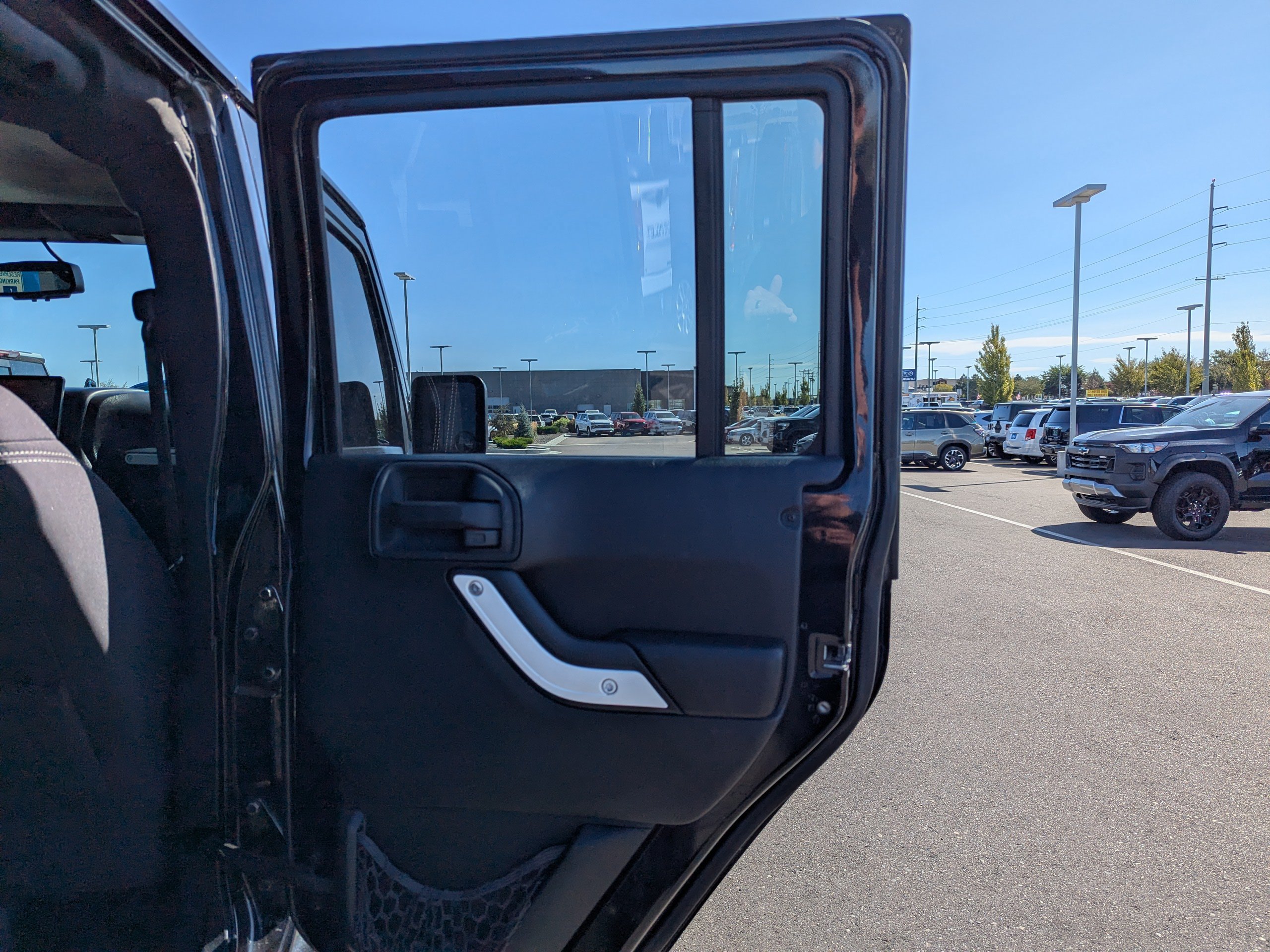 Used 2013 Jeep Wrangler Unlimited Sahara w/ Connectivity Group AWD/4WD image 33