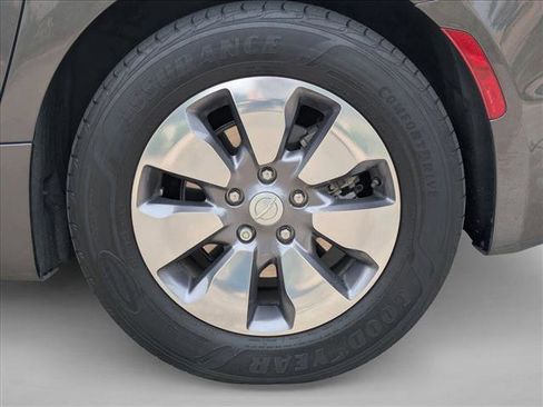 Used 2019 Chrysler Pacifica Limited w/ Advanced Safetytec Group FWD image 10