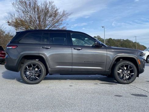 Used 2025 Jeep Grand Cherokee Limited AWD/4WD image 3