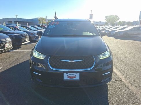 Used 2025 Chrysler Pacifica Select FWD image 2