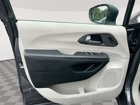 Used 2023 Chrysler Pacifica Touring-L FWD image 24