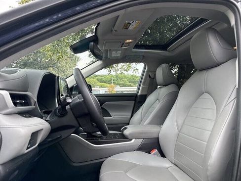 Used 2020 Toyota Highlander XLE image 19
