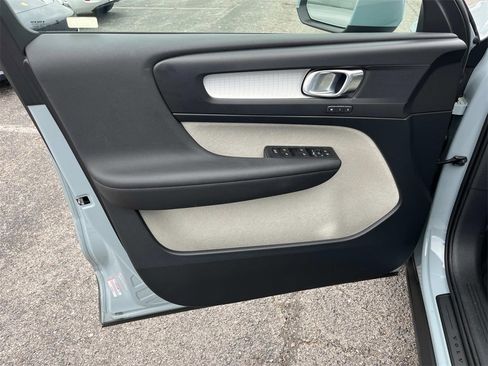 Used 2019 Volvo XC40 T4 Momentum image 19