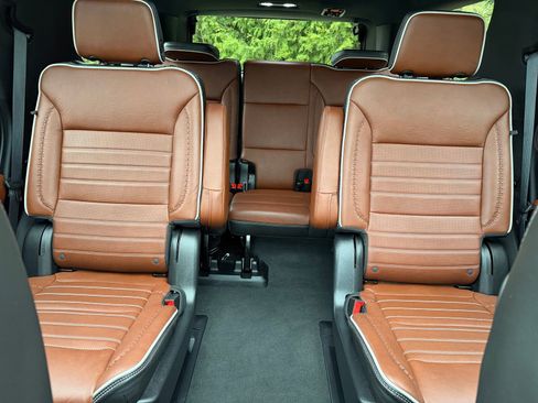 Used 2023 GMC Yukon Denali Ultimate AWD/4WD image 3