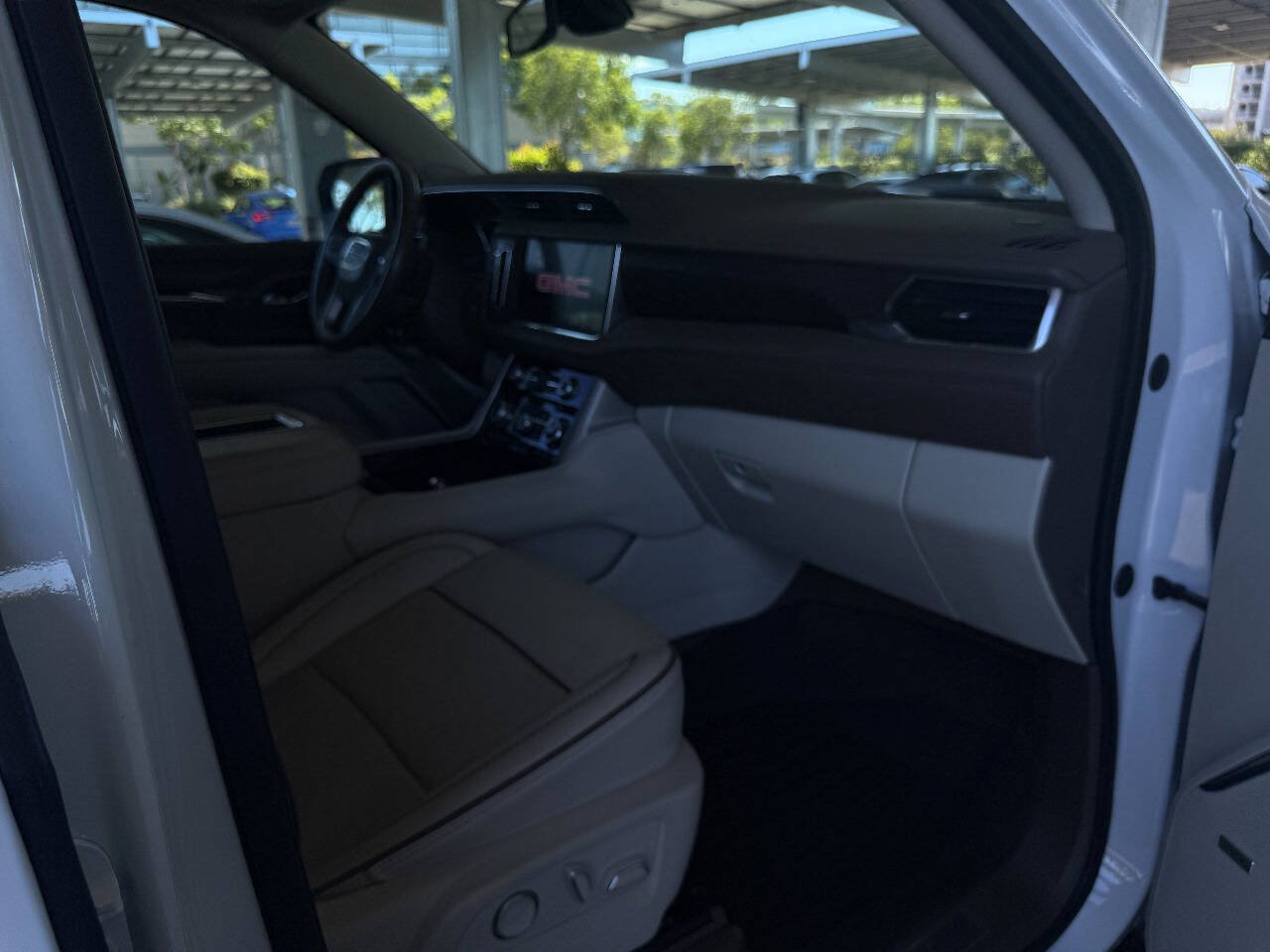 Used 2021 GMC Yukon Denali w/ LPO, Illumination Package AWD/4WD image 11