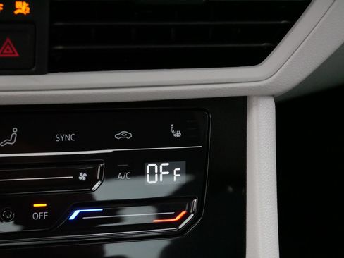 Used 2025 Volkswagen Jetta SE w/ Sunroof Package FWD image 29