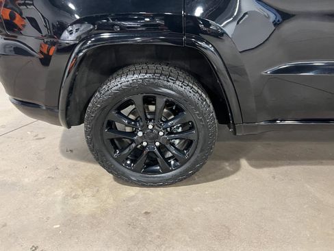 Used 2022 Jeep Grand Cherokee Laredo X image 40