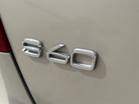 Used 2018 Volvo S60 T5 Inscription Platinum image 13