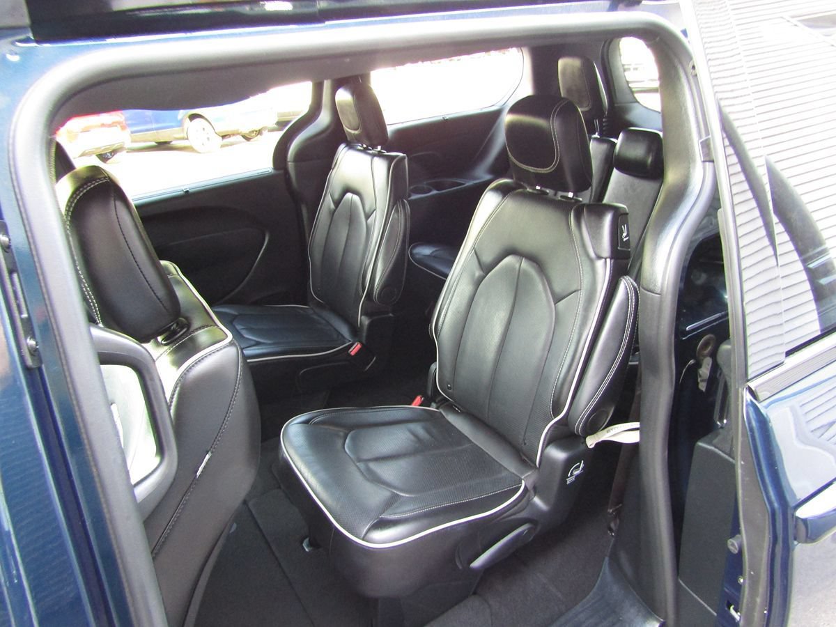 Used 2025 Chrysler Pacifica Limited FWD image 5